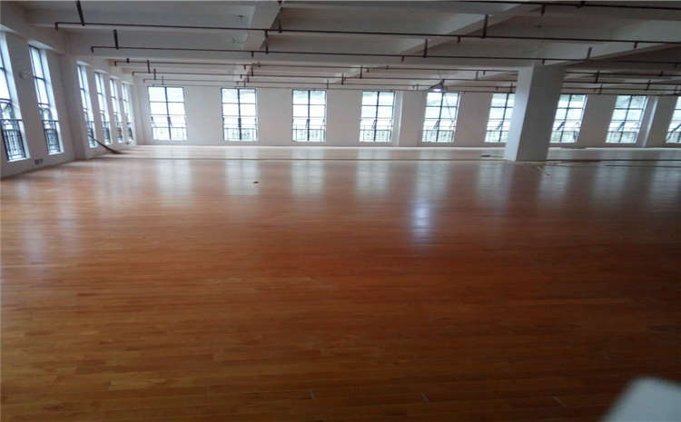 楓樺木籃球館木地板具體怎么安裝