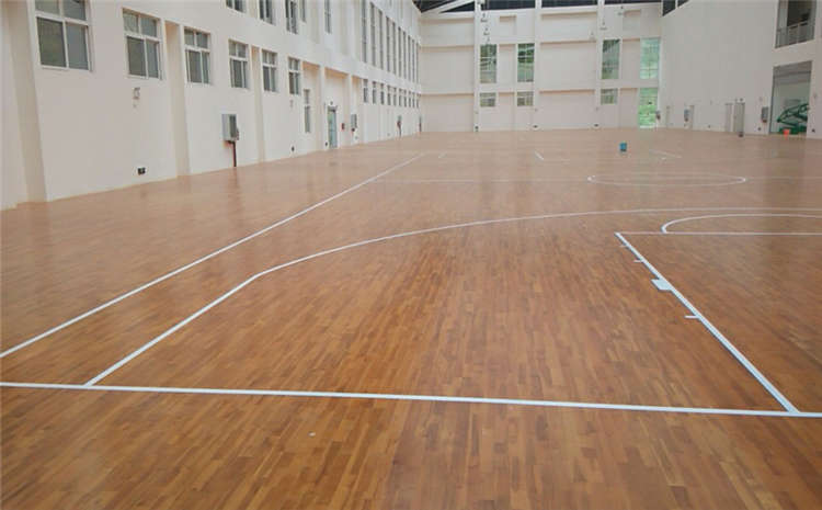 學校風雨操場木地板色差解決辦法