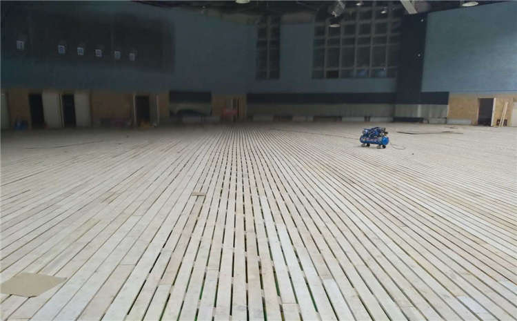 橡膠木風雨操場木地板怎么打磨翻新