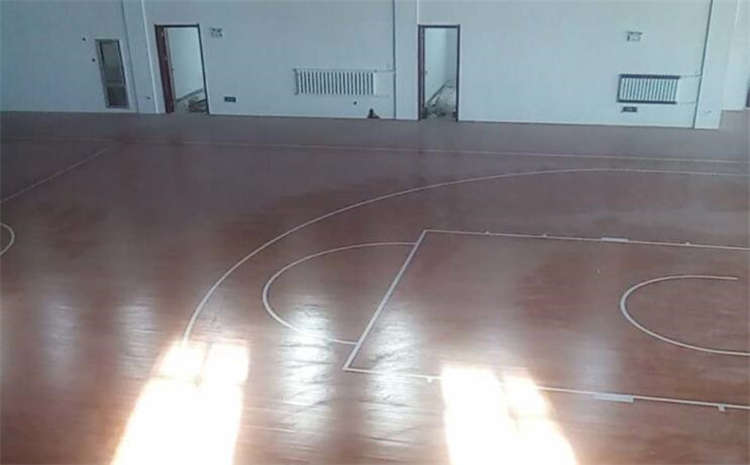 學校運動籃球地板價格是多少錢？