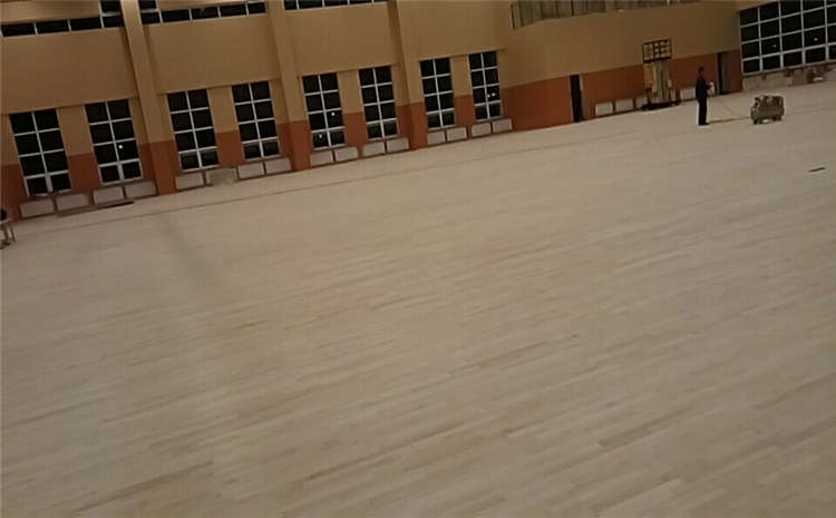 運動木地板現(xiàn)場翻新上漆工藝