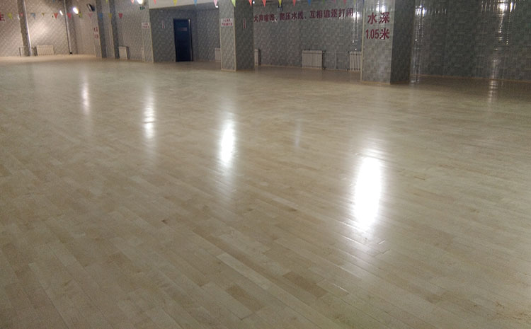 橡膠木運(yùn)動木地板鋪裝工具和制度保障