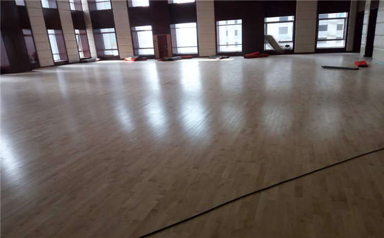 高端體育場(chǎng)木地板施工流程是什么